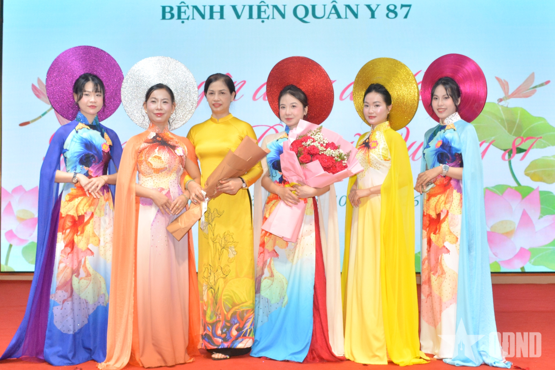 Rạng rỡ sắc màu áo dài nữ quân y